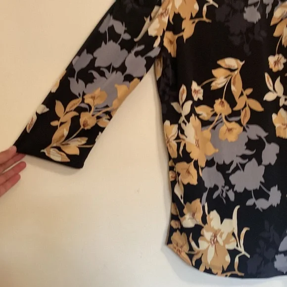 Adrienne Vittadini Floral blue black and cream Womens blouse - Picture 2 of 9
